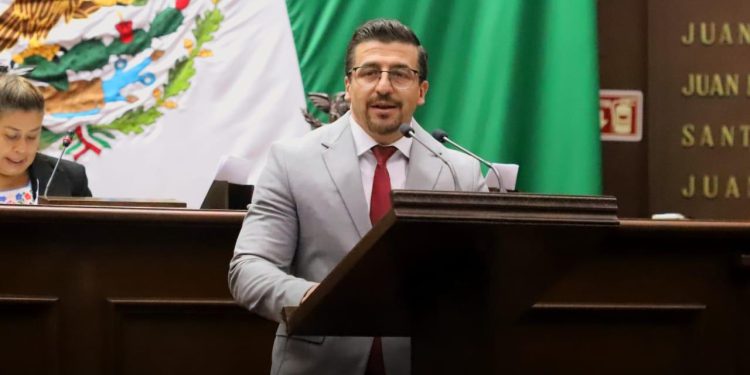 Toño Mendoza presenta iniciativa para fortalecer derechos de pueblos indígenas y afromexicanos en Michoacán