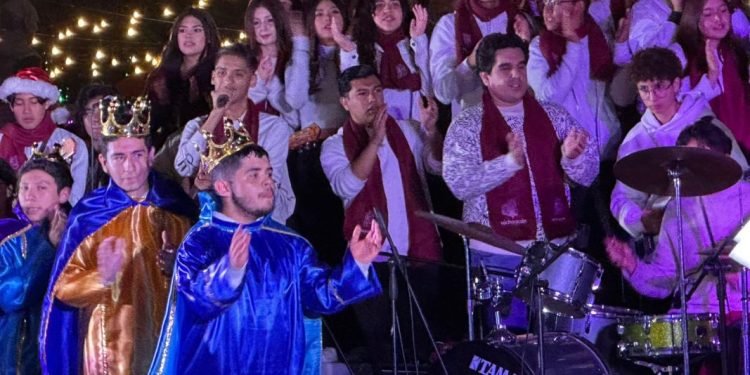 El Coro Monumental Navideño llenó de música y alegría los jardines de Ceconexpo