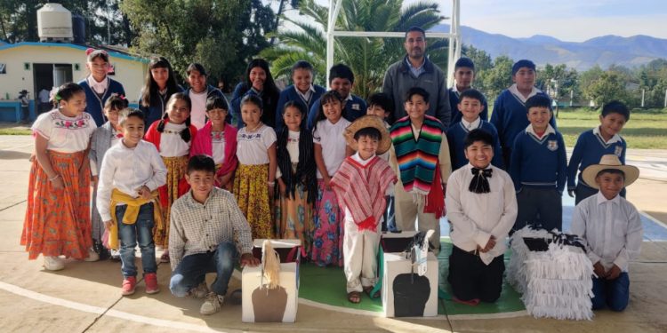 Maestro michoacano rescata tradiciones a través de la danza