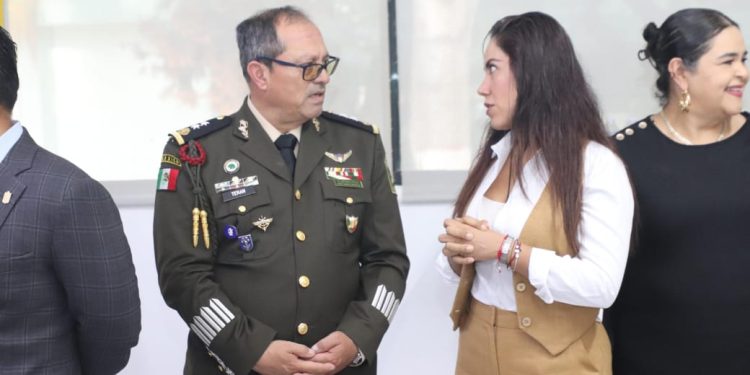 Fanny Arreola Pichardo participa en la ceremonia de protesta de nuevo General de la 43 Zona Militar en Apatzingán