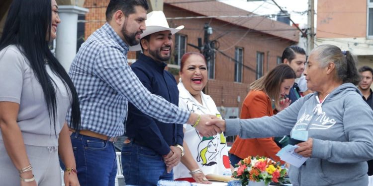 En Los Reyes, Octavio Ocampo contribuye a la salud visual de la población, con entrega de lentes