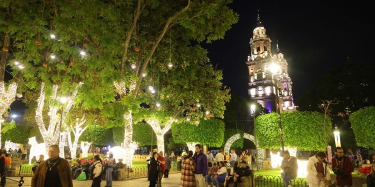 Disfrutan morelianas y morelianos encendido navideño y Pista de Hielo
