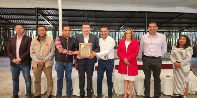 Recibe Vicente Gómez De La Asociacióncivil “ateneo michoacán”