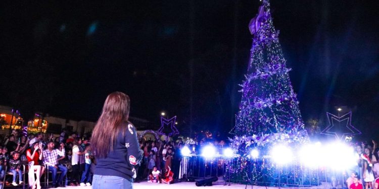 Encendido del árbol navideño celebra unión y esperanza: Fanny Arreola Pichardo.