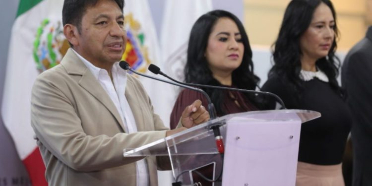 Nulo el riesgo de accidentes aéreos por el teleférico de Uruapan: experto