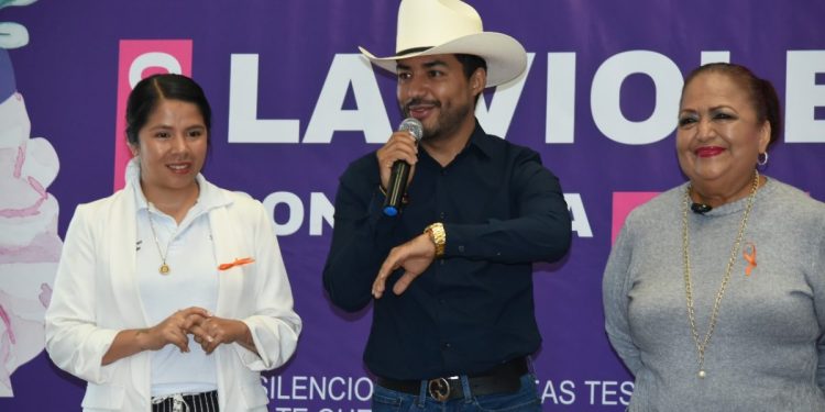 Humberto Jiménez y el Instituto de la Mujer Promueve la Erradicación de la Violencia hacia la Mujer con Foro de Sensibilización