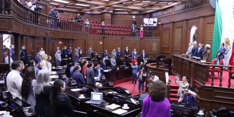 Exhorta 76 Legislatura instituciones públicas para concientizar sobre daños ocasionados por uso excesivo de dispositivos con pantalla.