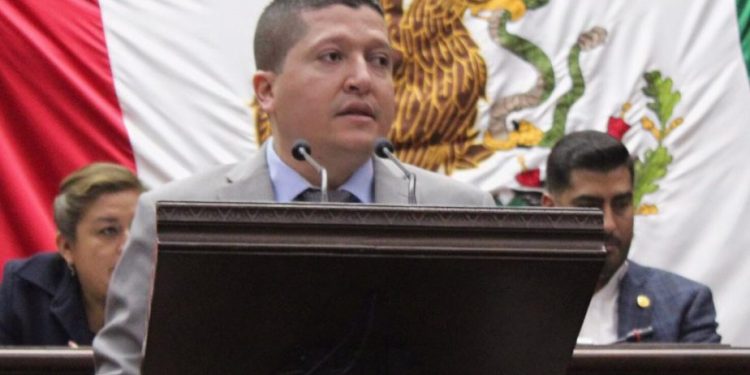 Propone Vicente Gómez atender la salud mental desde la escuela