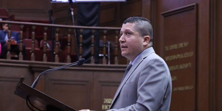 Propone Vicente Gómez atender la salud mental desde la escuela