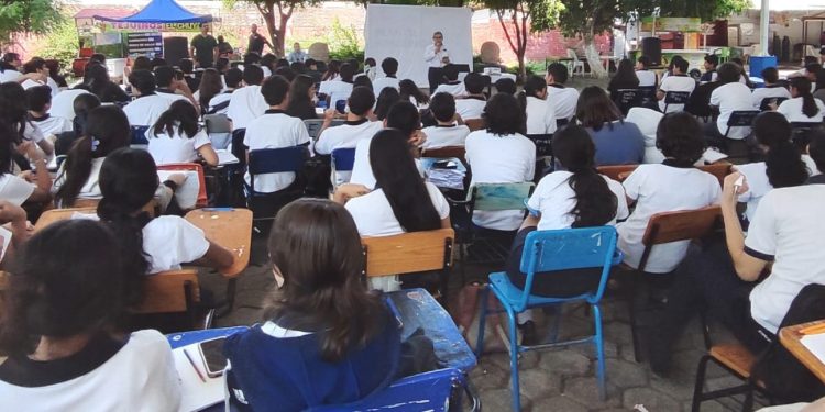 Imparte FGE charla para ia prevención de adicciones a 430 estudiantes de COBAEEM plantel Apatzingán