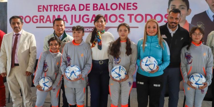 Entregan SEE y Federación Mexicana de Fútbol 2 mil balones a escuelas de Michoacán