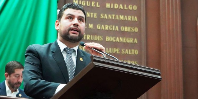 Octavio Ocampo reitera su compromiso con la comunidad migrante de Michoacán, expresando preocupación por las amenazas de deportaciones.