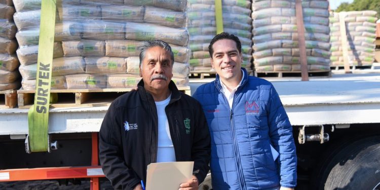 SCOP entrega 36 toneladas de cemento a Zacán para obras por cooperación