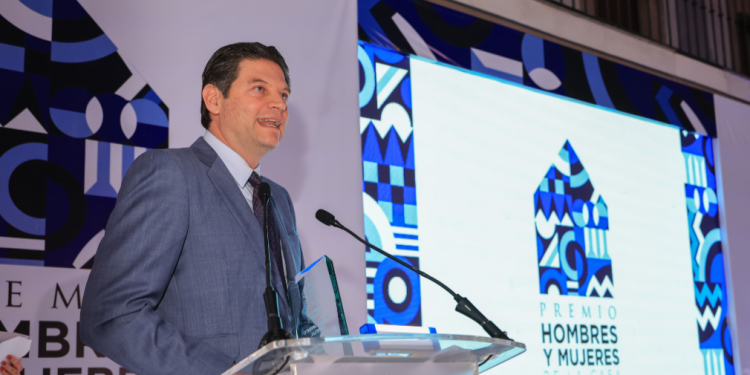 Otorgan premio nacional a Alfonso Martínez por impulso al desarrollo de la vivienda