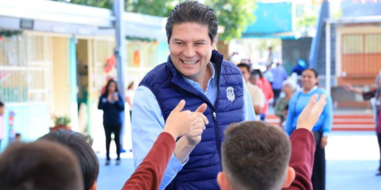 Entrega Alfonso Martínez techumbres en escuelas de Santa María