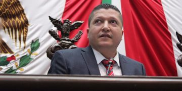 Cumple Vicente Gómez con incremento salarial para docentes del Telebachillerato