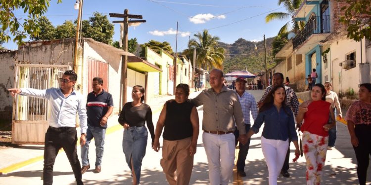 Inauguran pavimentación y drenaje en la cabecera municipal del municipio de Juárez