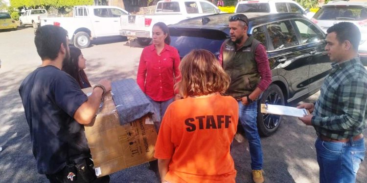 Trasladan a la Guacamaya «Martha» de Apatzingán al Zoológico de Morelia