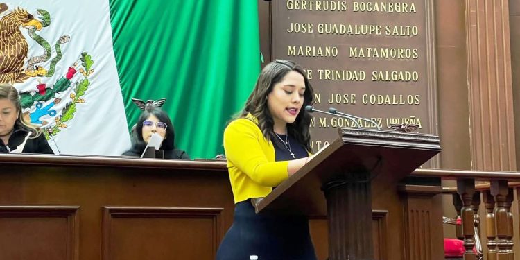Necesaria reforma para que diputados puedan integrarse a otros grupos parlamentarios: Xóchitl Ruiz