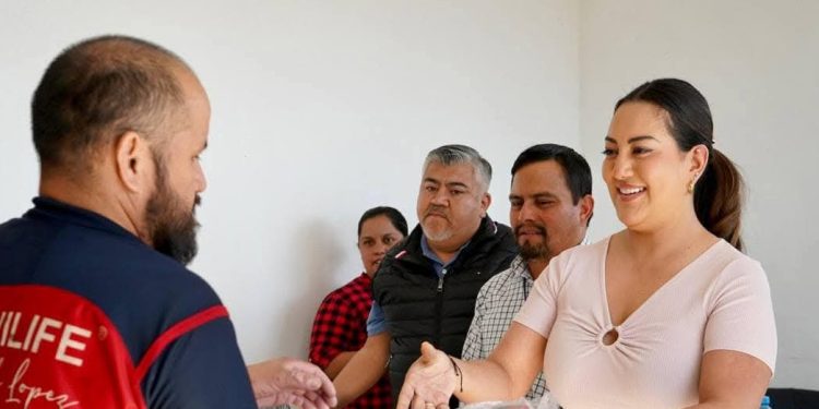 Entrega Mónica Valdez apoyos a los trabajadores del Rastro Municipal