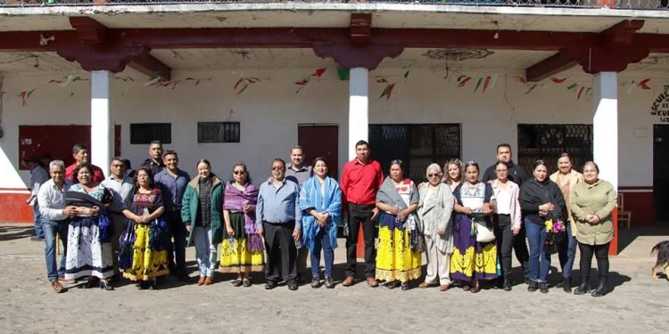 Fortalece Alma Mireya González lazos con la Comunidad Indígena de San Andrés Tziróndaro