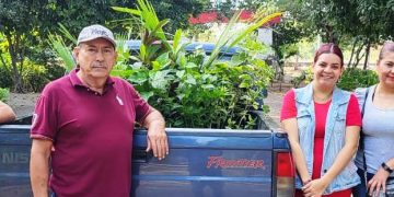 El Vivero Municipal de Apatzingán hace donación para la reforestacion de jardineras del Cecytem.
