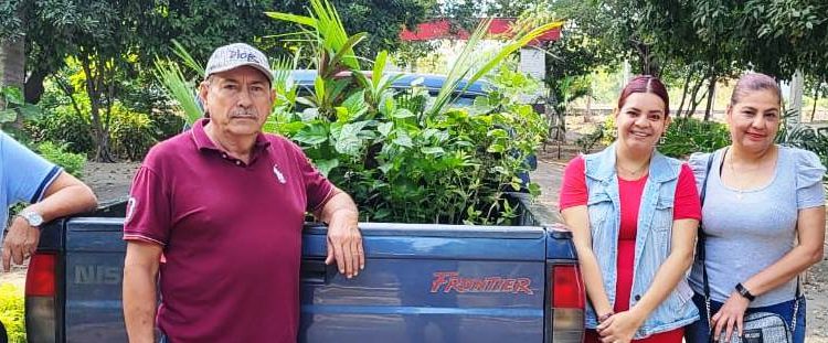 El Vivero Municipal de Apatzingán hace donación para la reforestacion de jardineras del Cecytem.