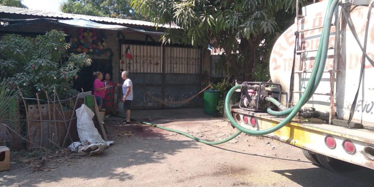 Se atienden con pipa de agua las colonias afectadas de suministro en Apatzingán