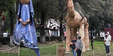 Nacimiento monumental de Villa Navideña muestra el talento de artesanos michoacanos