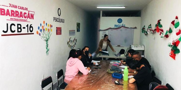En la Casa de Atención Ciudadana Mano a Mano clases de inglés: JC Barragán