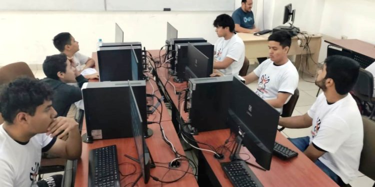 Alumnos del Cecytem se preparan para la Olimpiada Mexicana de Informática