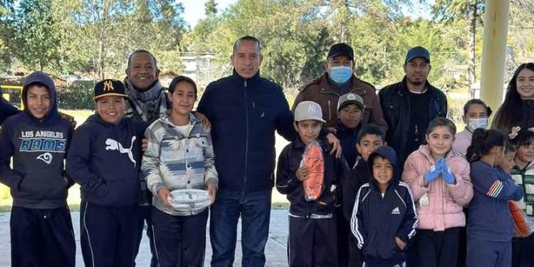 Ayuntamiento de Morelos continúa con la entrega de apoyos al sector educativo: Julio César Conejo