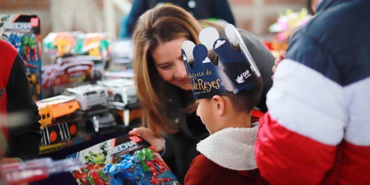DIF Morelia lleva alegría con entrega de juguetes a niñas y niños del norponiente de la ciudad