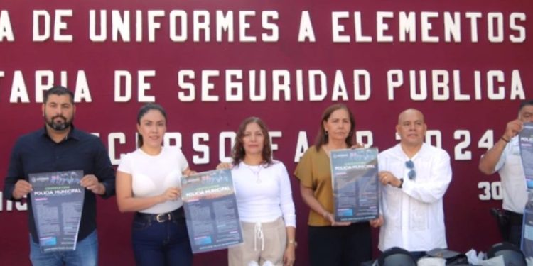 Entrega de uniformes a elementos de Seguridad Pública en Apatzingán