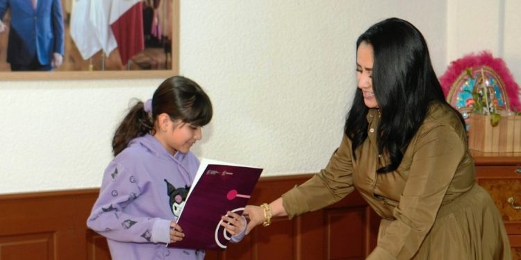 Gladyz Butanda entrega reconocimientos de la convocatoria Mi ciudad, mi teleférico