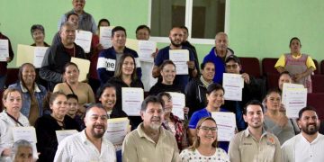 Icatmi fortalece a locatarios del mercado de Pátzcuaro en manejo de emociones en el trabajo