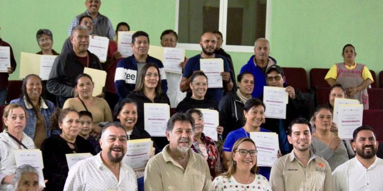 Icatmi fortalece a locatarios del mercado de Pátzcuaro en manejo de emociones en el trabajo