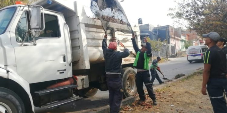 Vecinos de la colonia 3 de agosto se suman a jornada de limpieza del Gobierno de Morelia