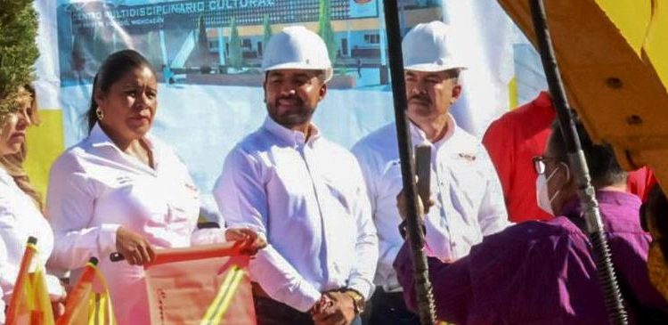 Humberto Jiménez, da banderazo de de arranque de obra en la casa de la cultura, que marca el inicio del Centro Multidisciplinario en Los Reyes.