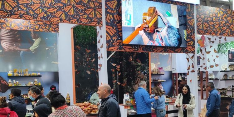 Artesanías, gastronomía y destinos turísticos de Michoacán enamoran en la Feria de León