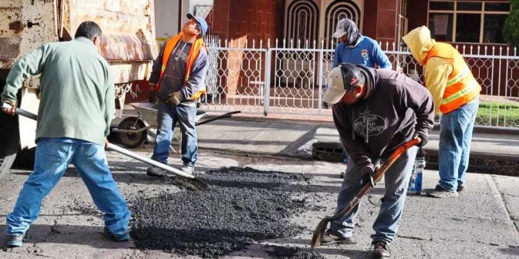Continúa Mónica Valdez programa de bacheo en Zacapu