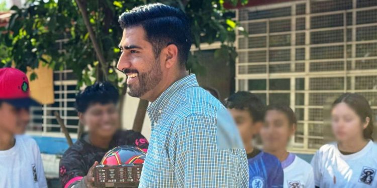 Entrega Poncho Chávez equipo deportivo a telesecundarias de Taretan y La Huacana