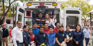 Salvador Escalante hace historia con la entrega de su primera ambulancia propia