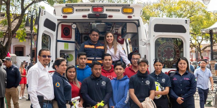 Salvador Escalante hace historia con la entrega de su primera ambulancia propia