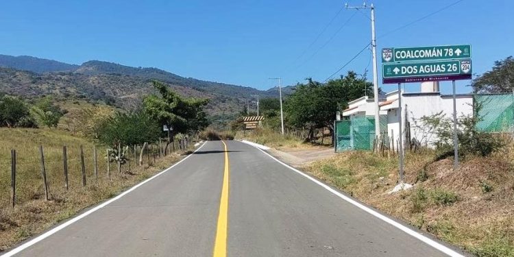 Tras 10 años sin mantenimiento, SCOP rehabilitó tramo Aguililla-Dos Aguas