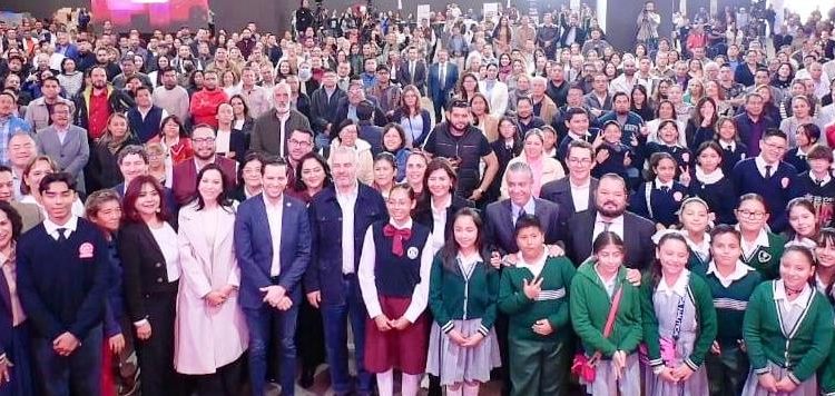 Más de mil 200 docentes y directivos se capacitan para el uso de chromebooks: SEE