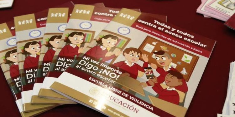 SEE entrega 40 mil guías y cuadernillos para la paz escola