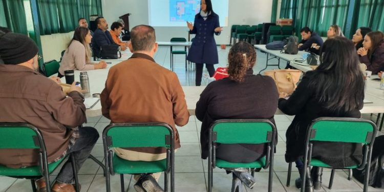 Lleva CMASC talleres de comunicación asertiva y resolución de conflictos a docentes de una escuela secundaria de Charo
