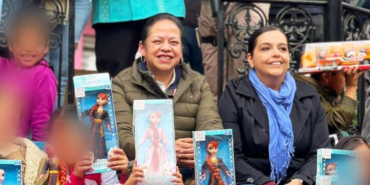 Entrega diputada Tere Herrera y presidenta Jeovana Alcántar juguetes a niños en apoyo a los Reyes Magos