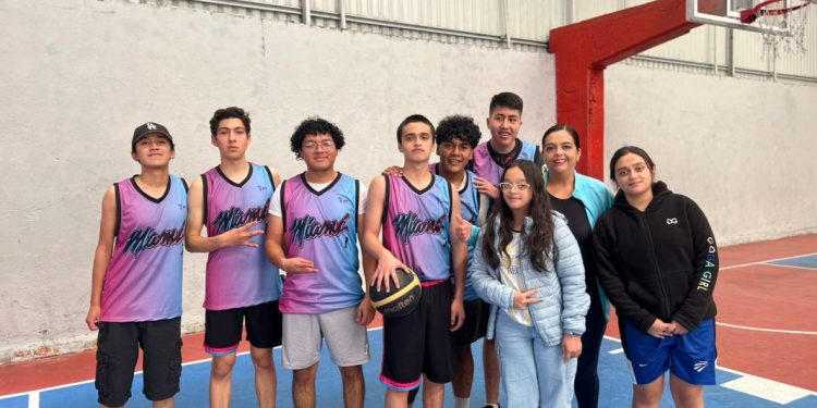 Entrega diputada Tere Herrera uniformes deportivos a jóvenes hidalguenses